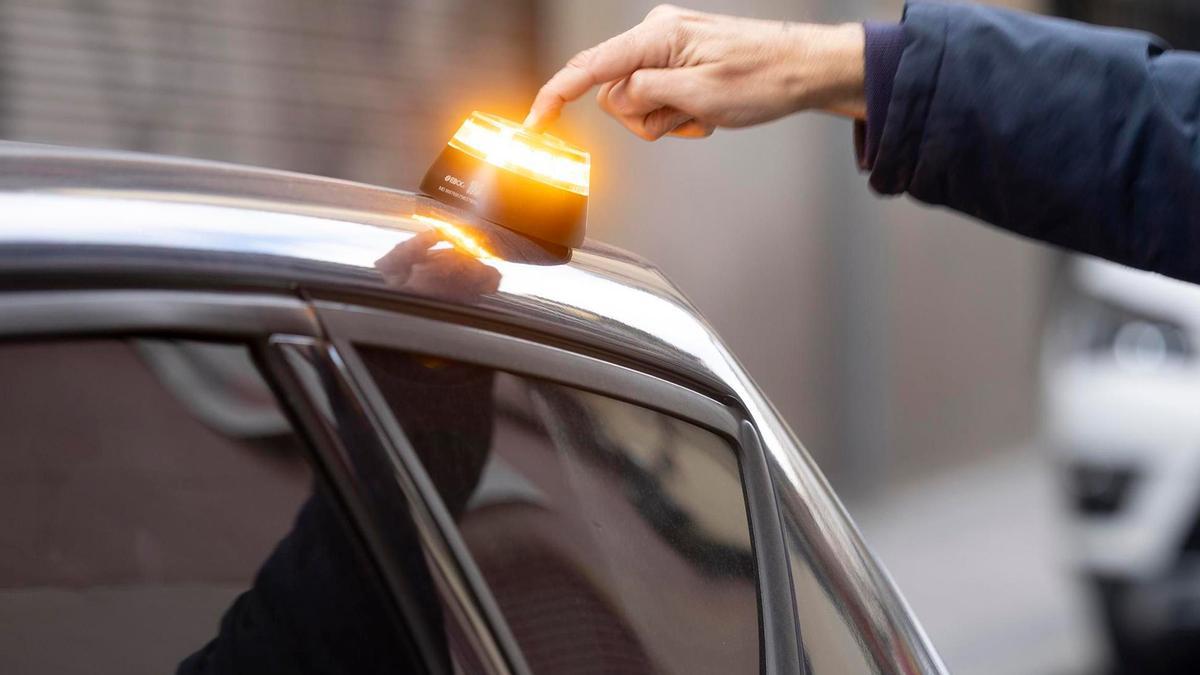 Multado con 200 euros por tener la baliza de emergencia V-16 puesta pero no poner la luz correcta del coche: la Guardia Civil vigila a los conductores asturianos