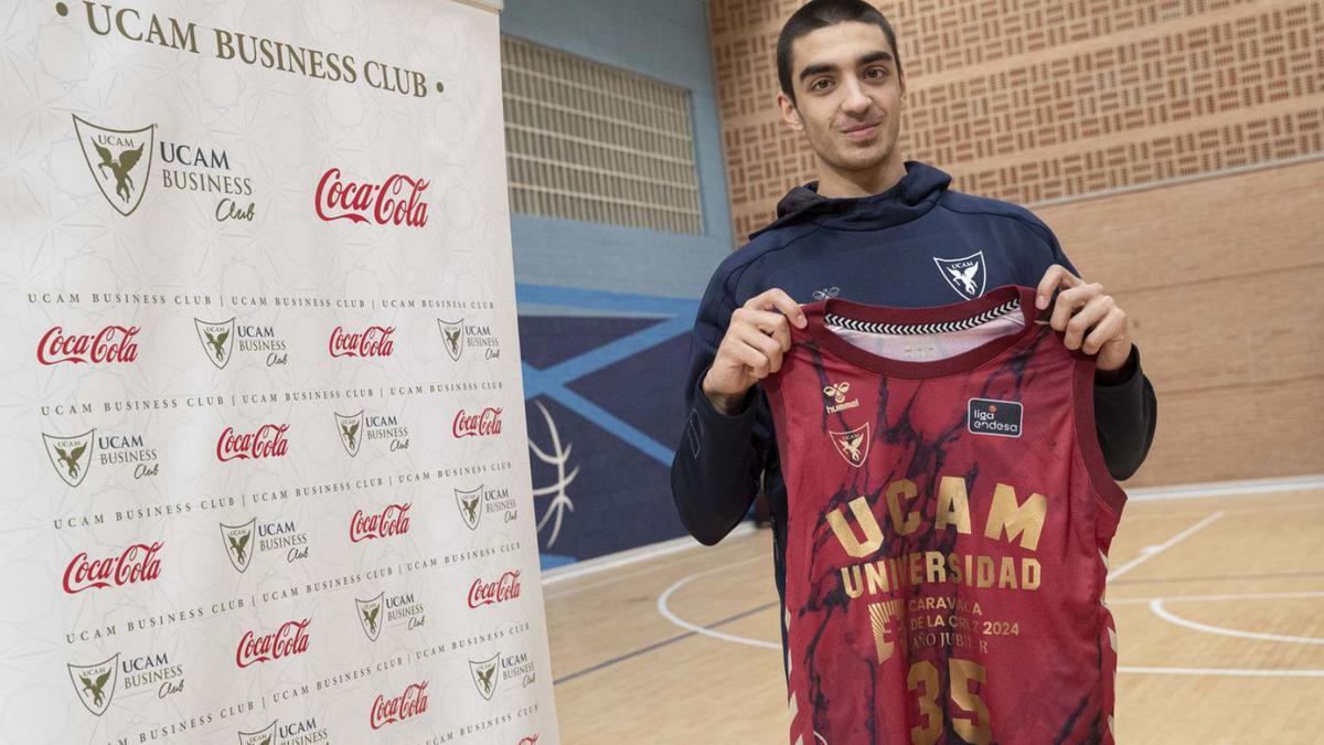 Rati Andronikashvili, ayer en su presentación como jugador del UCAM Murcia. | EFE/MARCIAL GUILLÉN