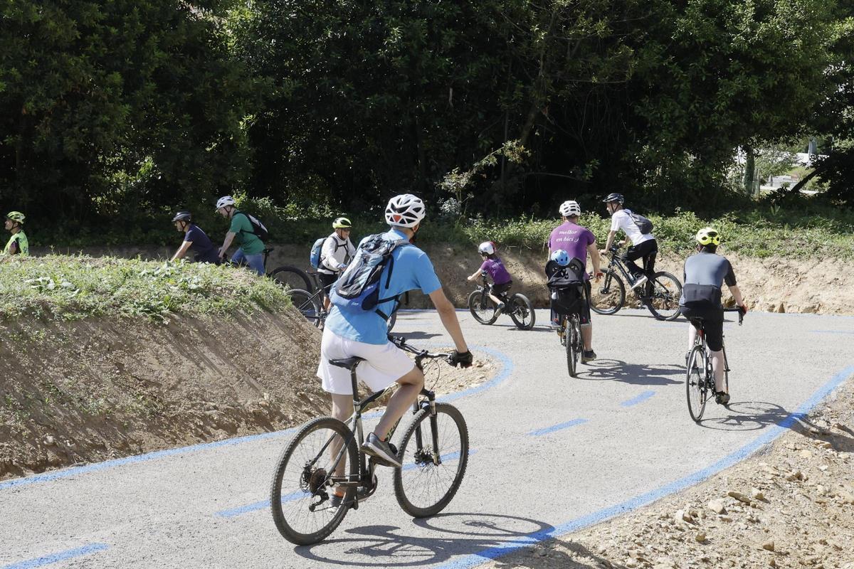 Una marcha ciclista reclama cambios en la movilidad de Santiago: "Pedimos que se pense tamén nas bicicletas e nos peóns" Una marcha ciclista reclama cambios en la movilidad de Santiago: "Pedimos que se pense tamén nas bicicletas e nos peóns"