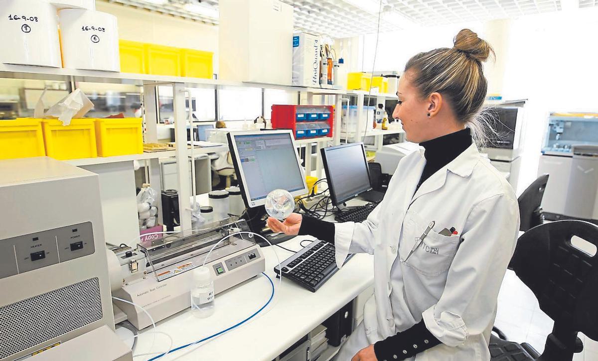 Una investigadora desarrolla su trabajo vinculado a la cerámica en un laboratorio.
