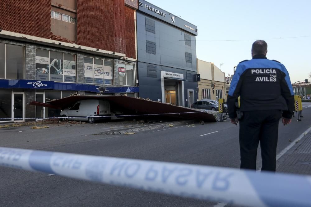 El viento derriba la cubierta de una nave en Avilés que aplasta media docena de coches