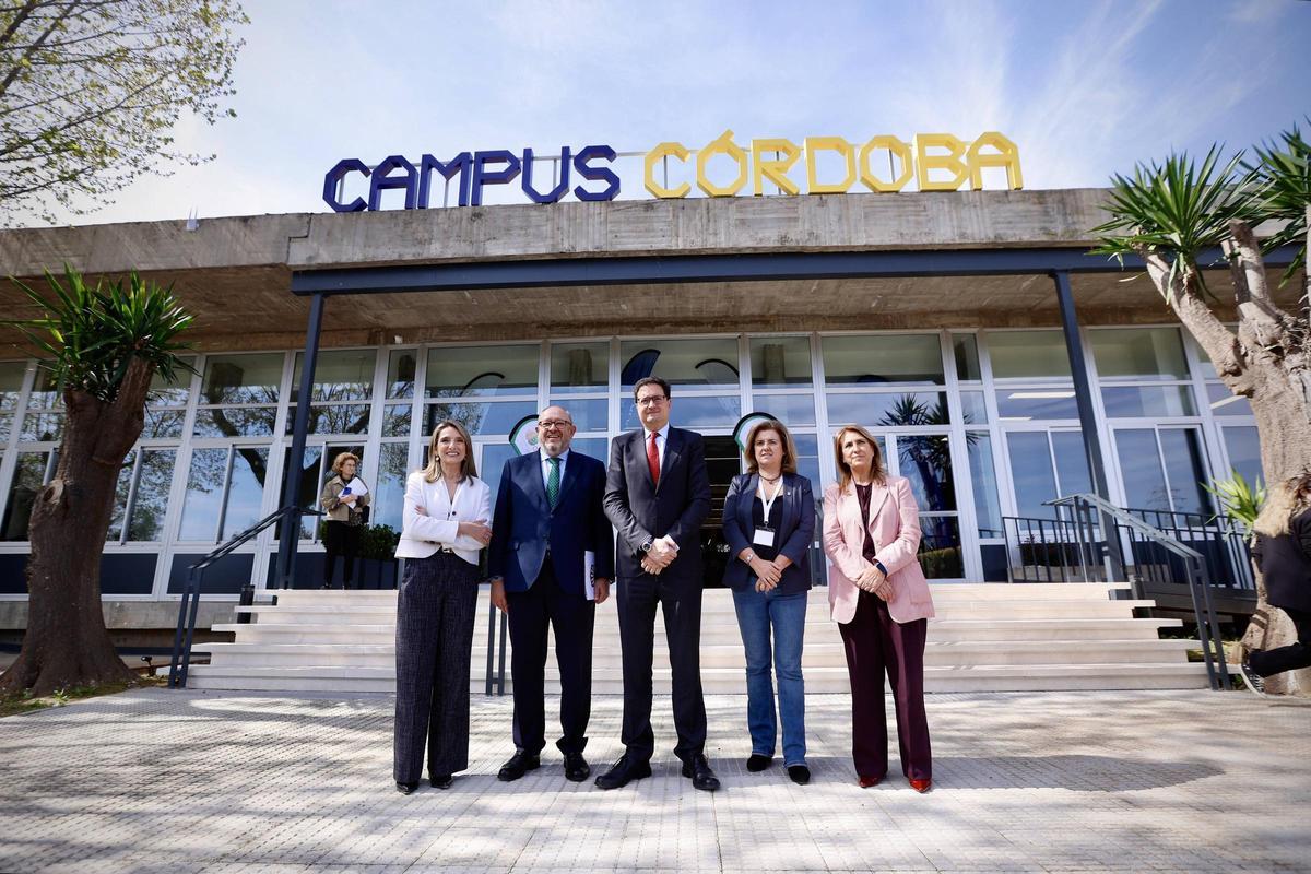 Autoridades presentes en el congreso sobre IA aplicada al campo.