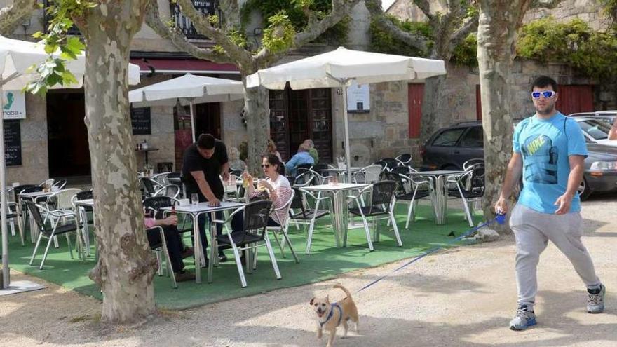 Una terraza hostelera en la plaza de Fefiñáns. // Noé Parga