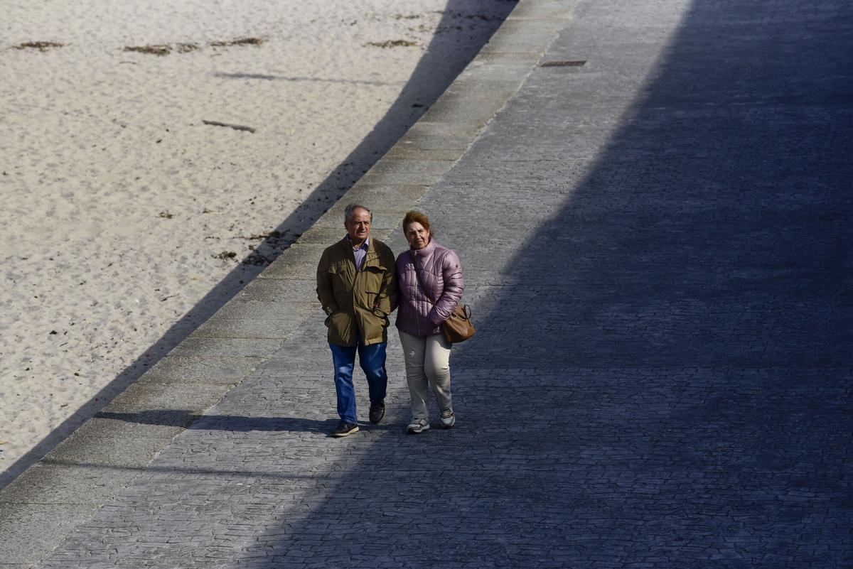 Los coruñeses disfrutan de un 'miniverano' fuera de temporada. Los coruñeses disfrutan de un 'miniverano' fuera de temporada.