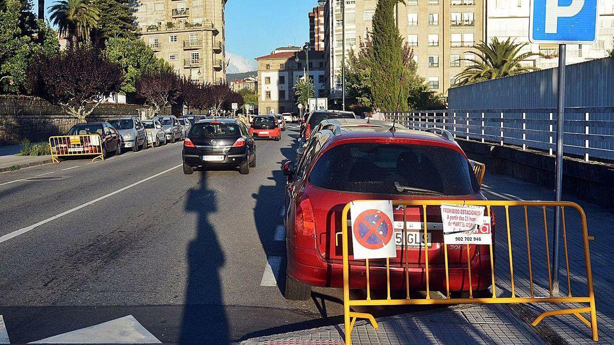Vallas anunciando un corte de tráfico anterior en la calle Reina Victoria de Pontevedra.