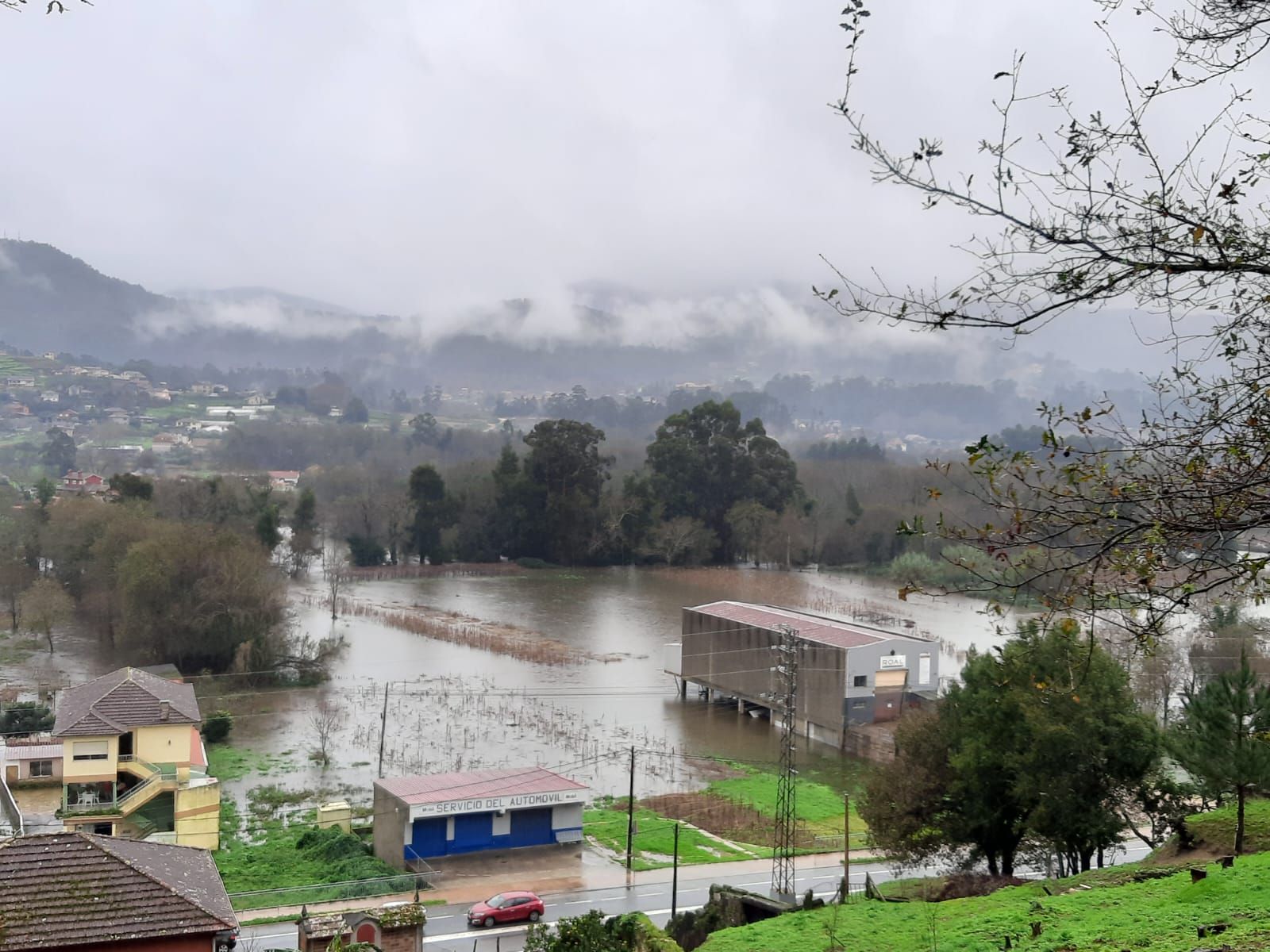 Así estrena el año Gondomar: inundaciones, caída de muros y calles cortadas