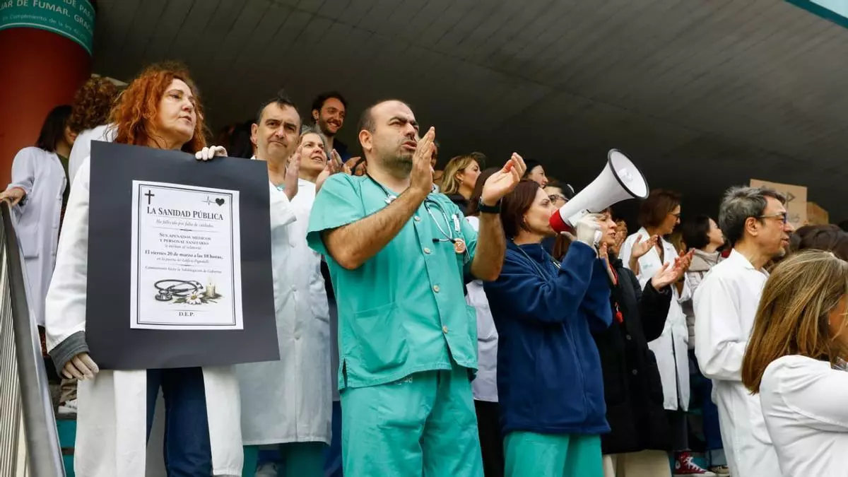 Ingresa el día de antes para ser operada y le cancelan la cirugía sin avisar por la huelga de médicos: "No pueden tenernos horas esperando sin decir nada"