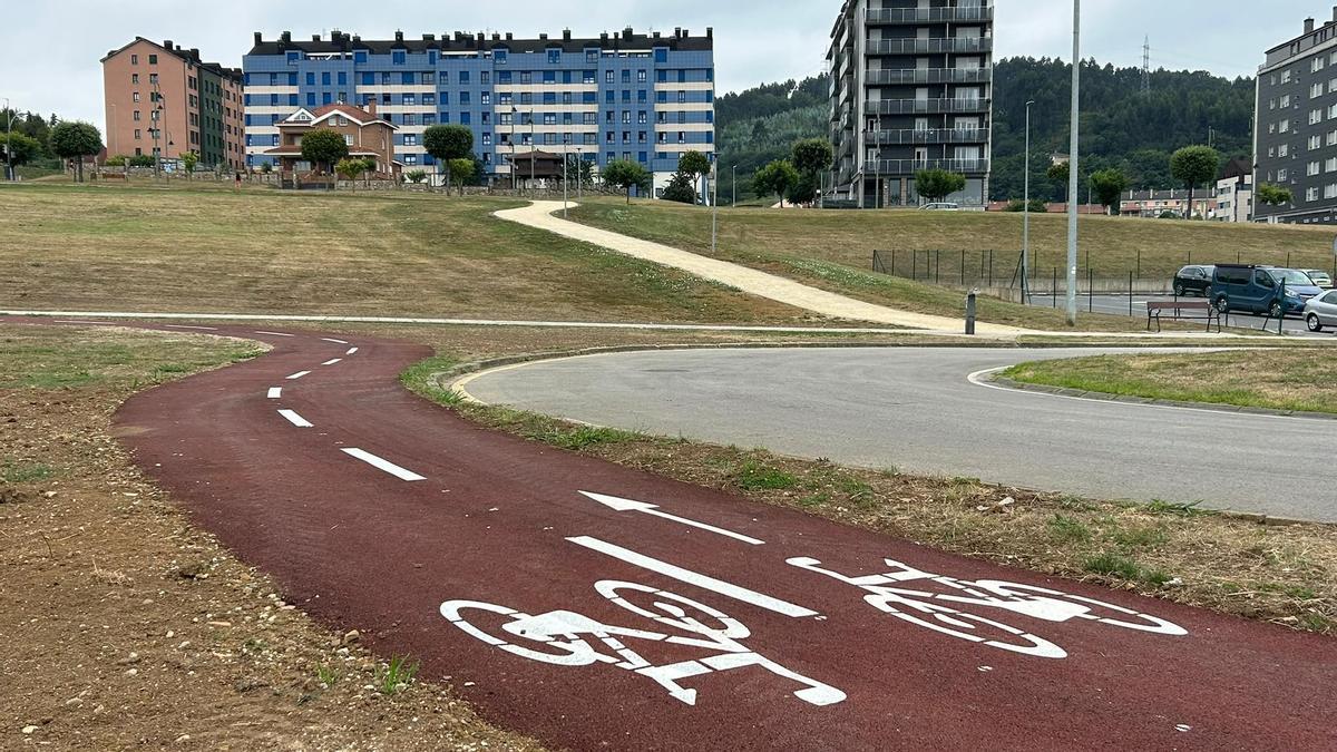 El nuevo carril bici que conecta Corvera y Avilés, con la pista finlandesa al fondo.