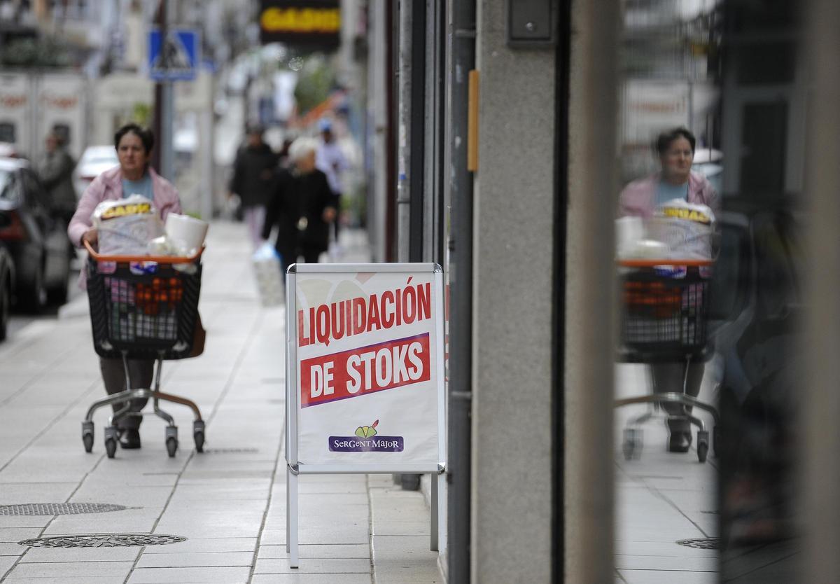 Liquidación de stocks en una tienda de ropa infantil de Lalín.