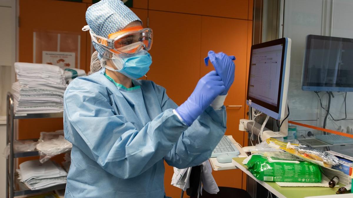 Personal sanitario del Hospital Clínic se preotege con guantes, mascarilla, gafas, bata y gorro.