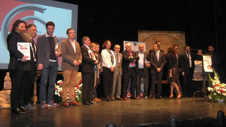 Foto de familia de los premiados con García Cirac