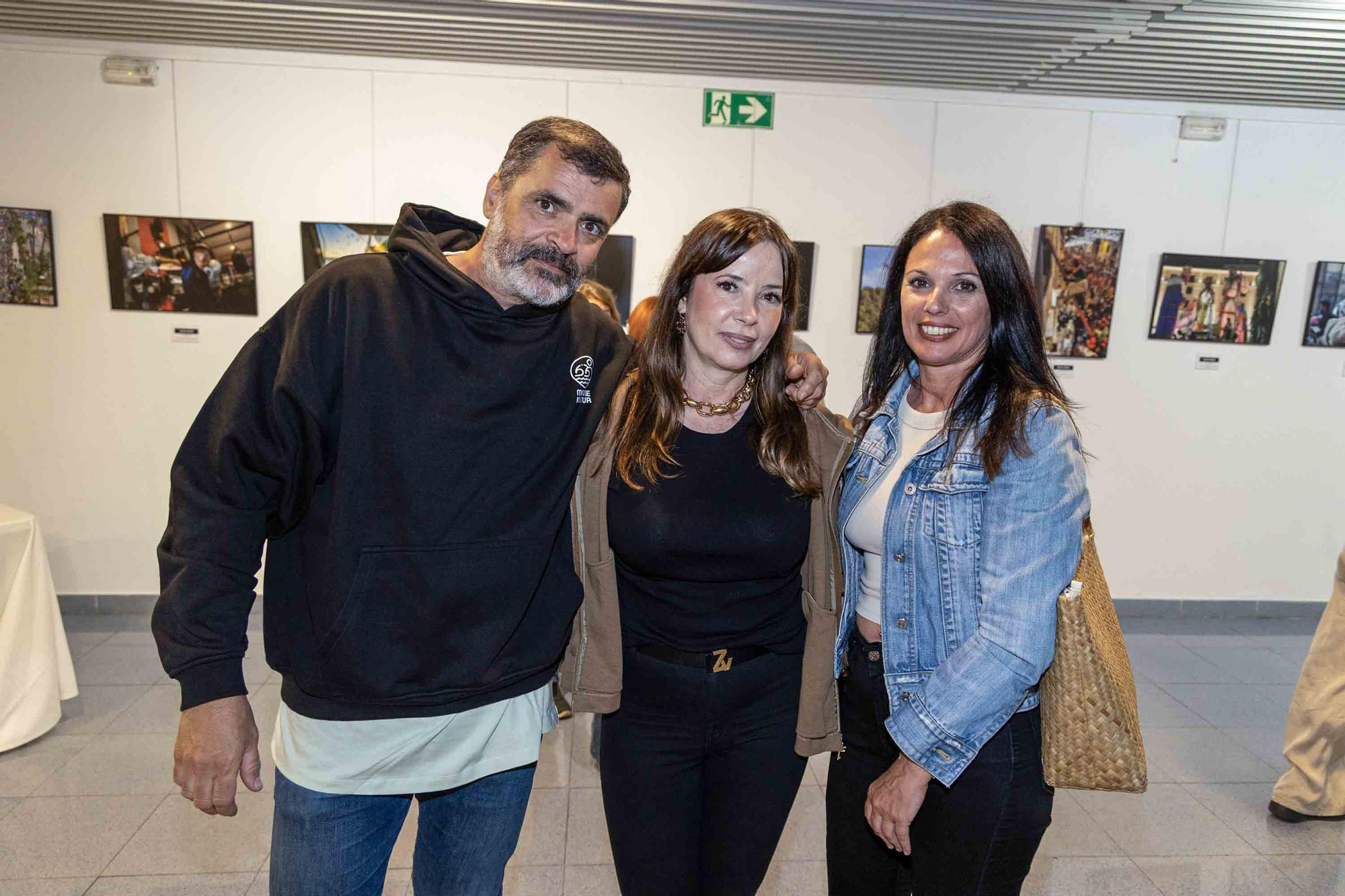 lleno total en la inauguración de INFotoperiodistas 2024,. un año de fotografía de prensa en Alicante
