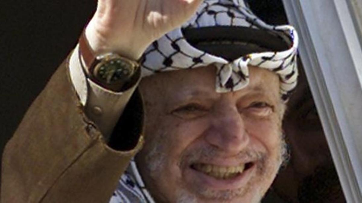 Yasser Arafat saluda a simpatizantes en octubre de 2003 en Ramala.