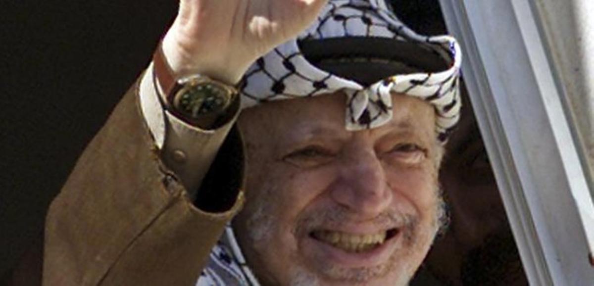 Iàssir Arafat saluda simpatitzants l’octubre del 2003 a Ramal·la.