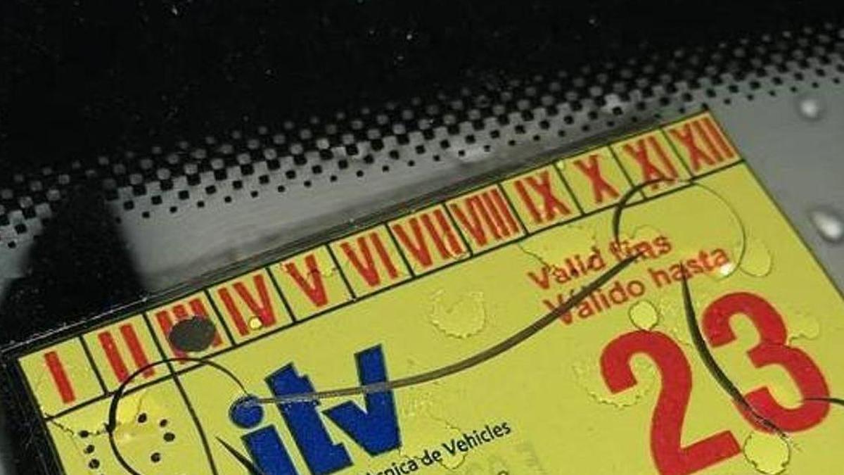 La pegatina de la ITV, en el parabrisas de un coche