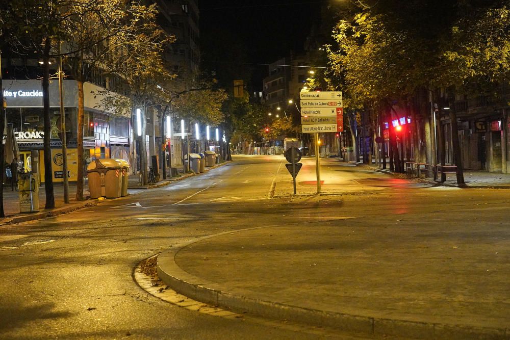 Els carrers de Girona buits en la primera nit del toc de queda