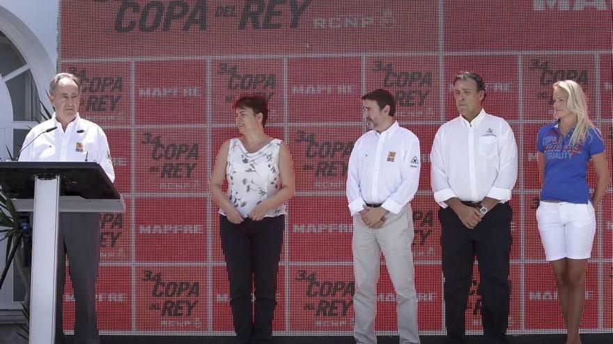 El presidente del Real Club Náutico de Palma Javier Sanz, junto a las autoridades, en el acto de presentación.