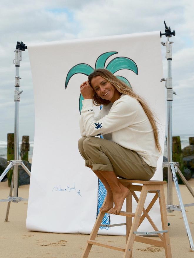 La surfista y activista Maud Le Car ha diseñado una sudadera sostenible para Dockers