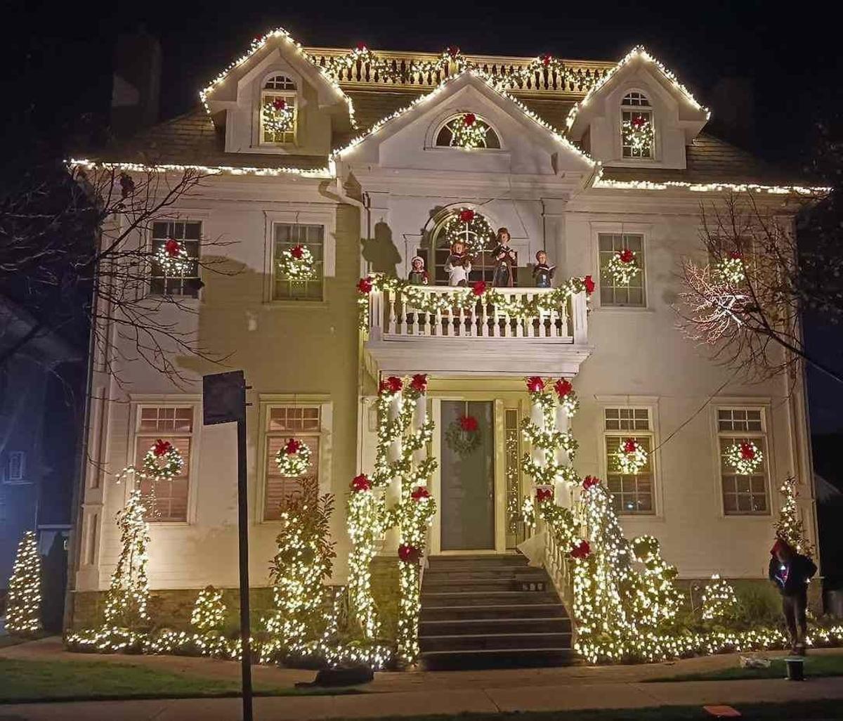 Fachada con decoración de Navidad clásica en Dyker Heights, Nueva York