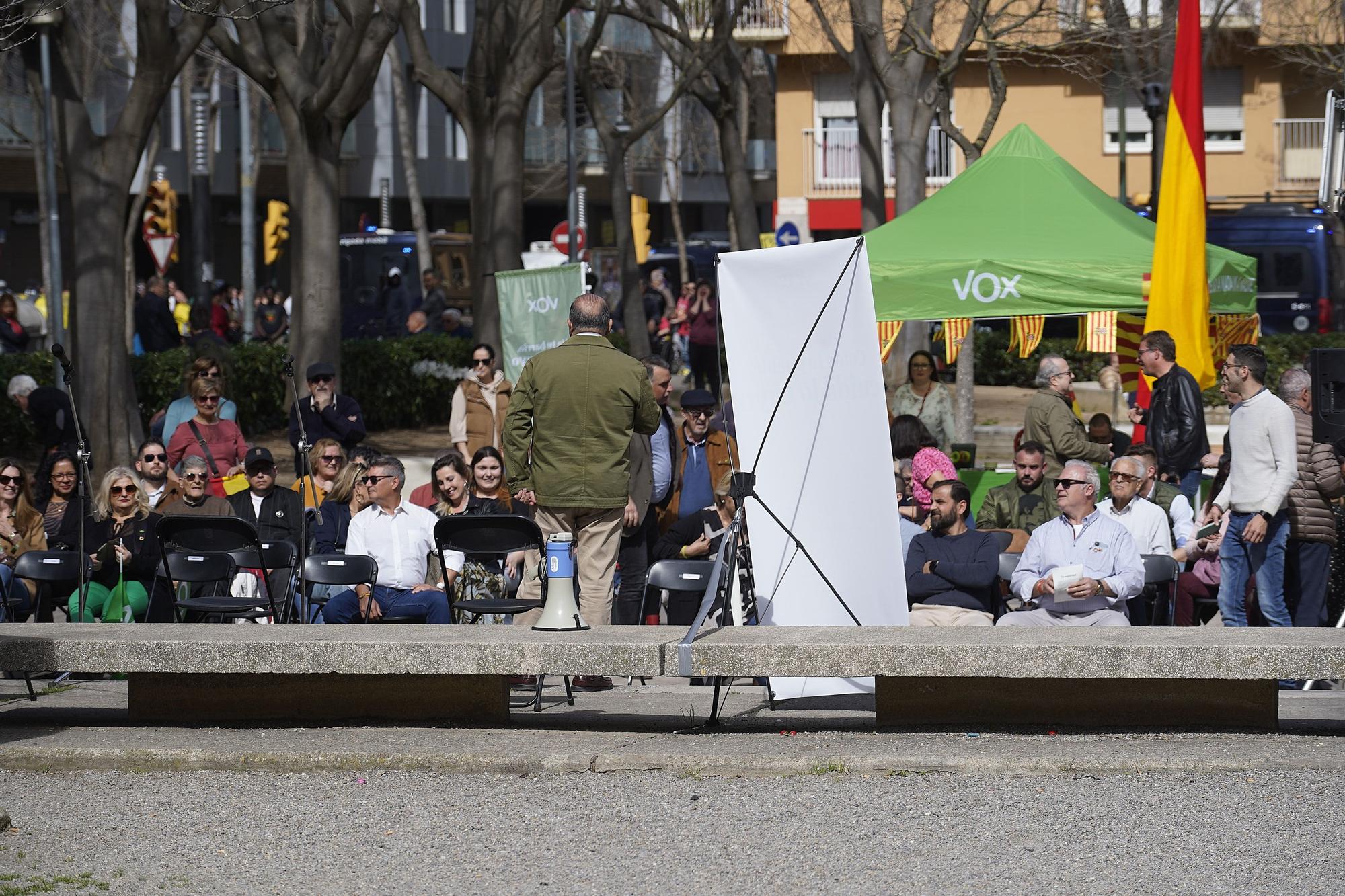 Un centenar de persones es manifesten contra un acte electoral de VOX a Girona