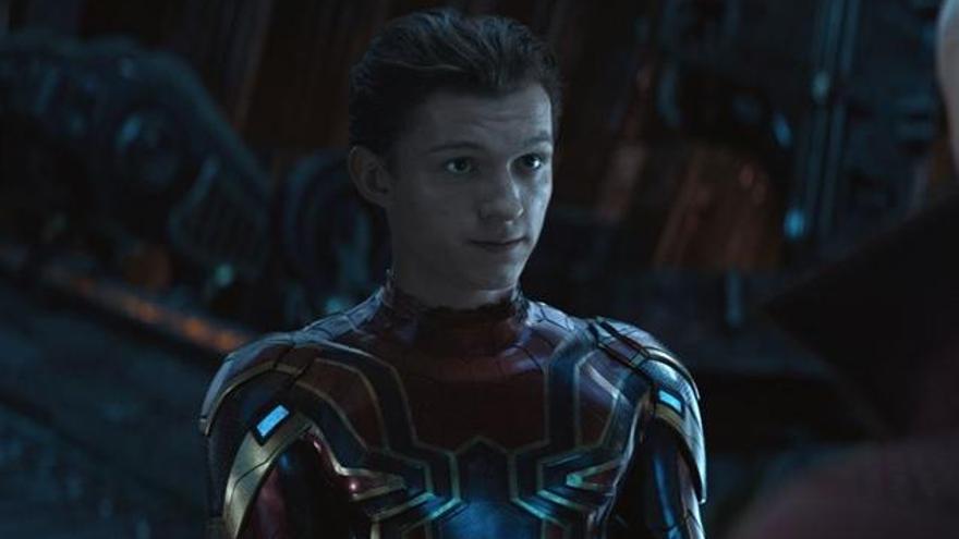 Tom Holland muestra el nuevo traje de Spider-Man