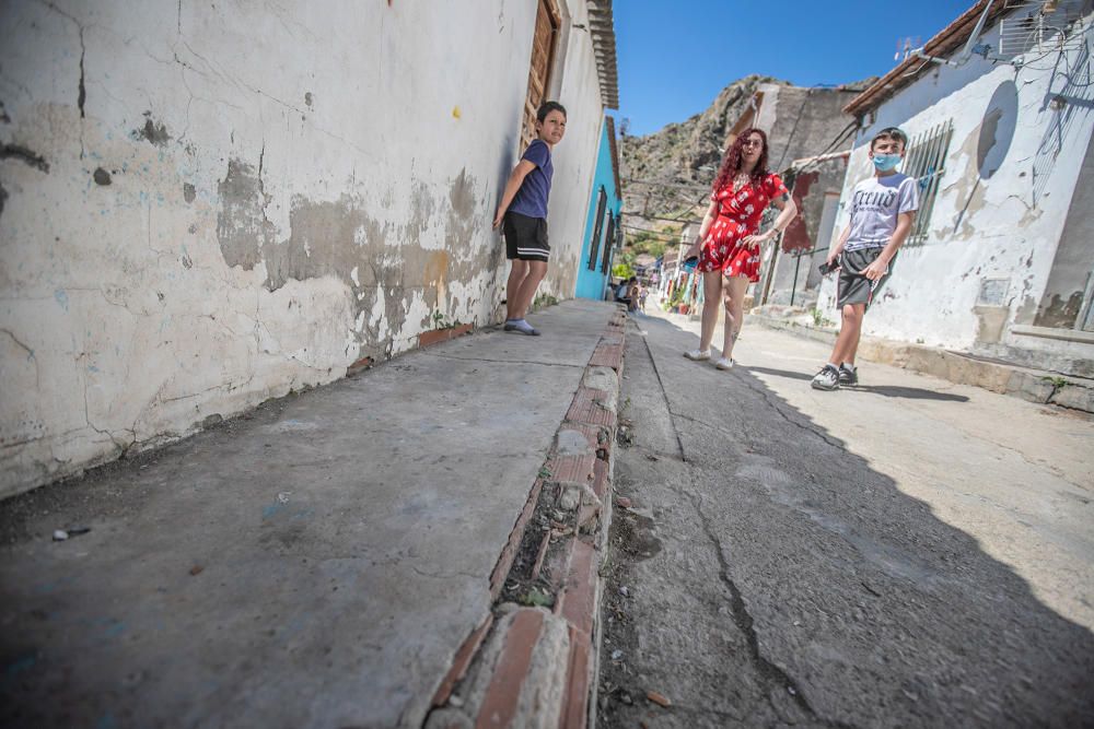 Socavones, grietas... los vecinos de la calle San Bruno de Callosa temen que se venga abajo. El Síndic de Greuges investiga qué van a hacer las administraciones ante la denuncia de treinta familias qu