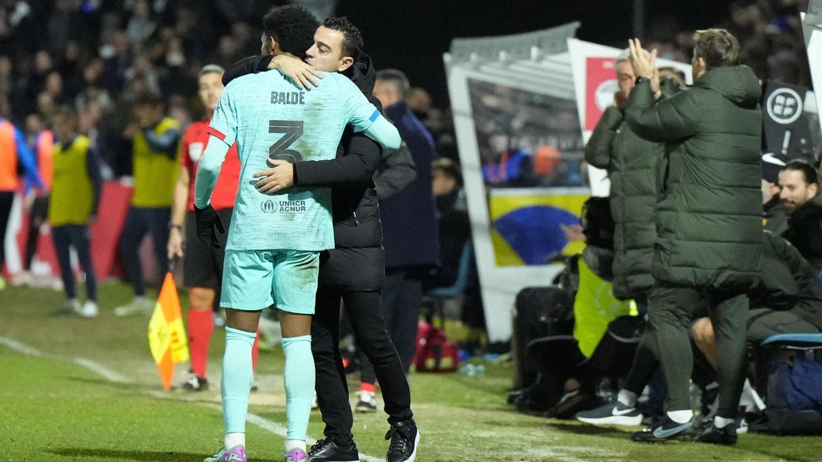 Xavi se abraza a Balde tras marcar este el 1-3 al Unionistas de Salamanca en la Copa del Rey.