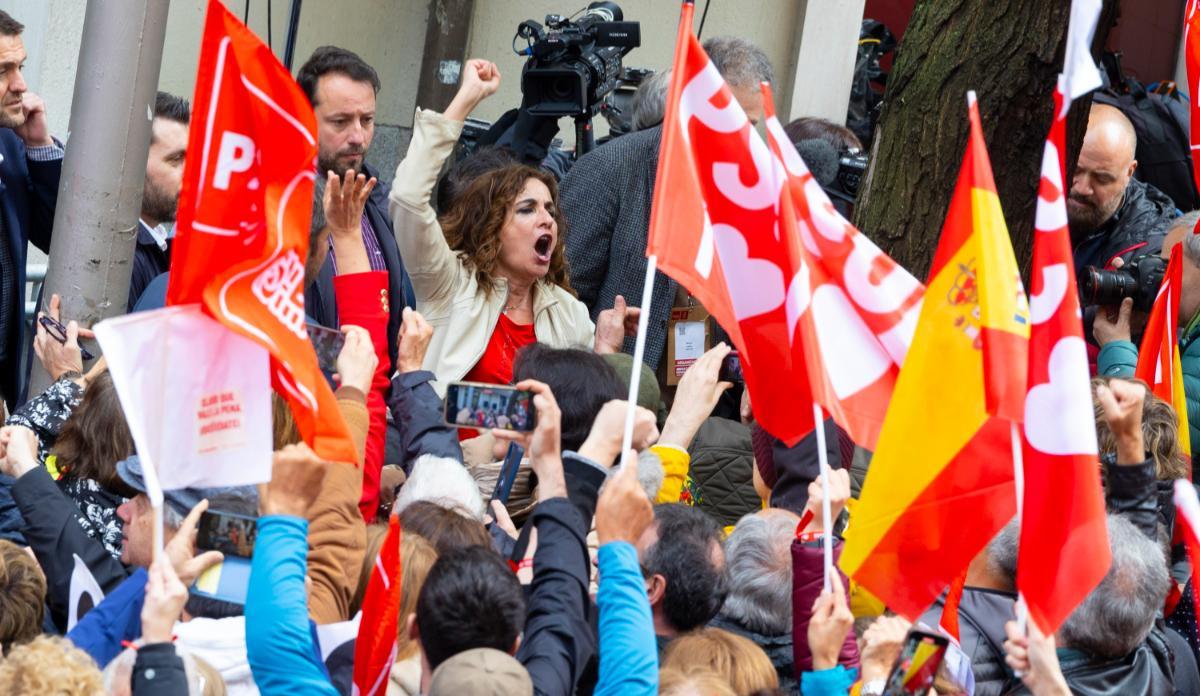 La vicesecretaria general del PSOE, María Jesús Montero, se suma a la concentración de apoyo a Pedro Sánchez tras el Comité Federal.