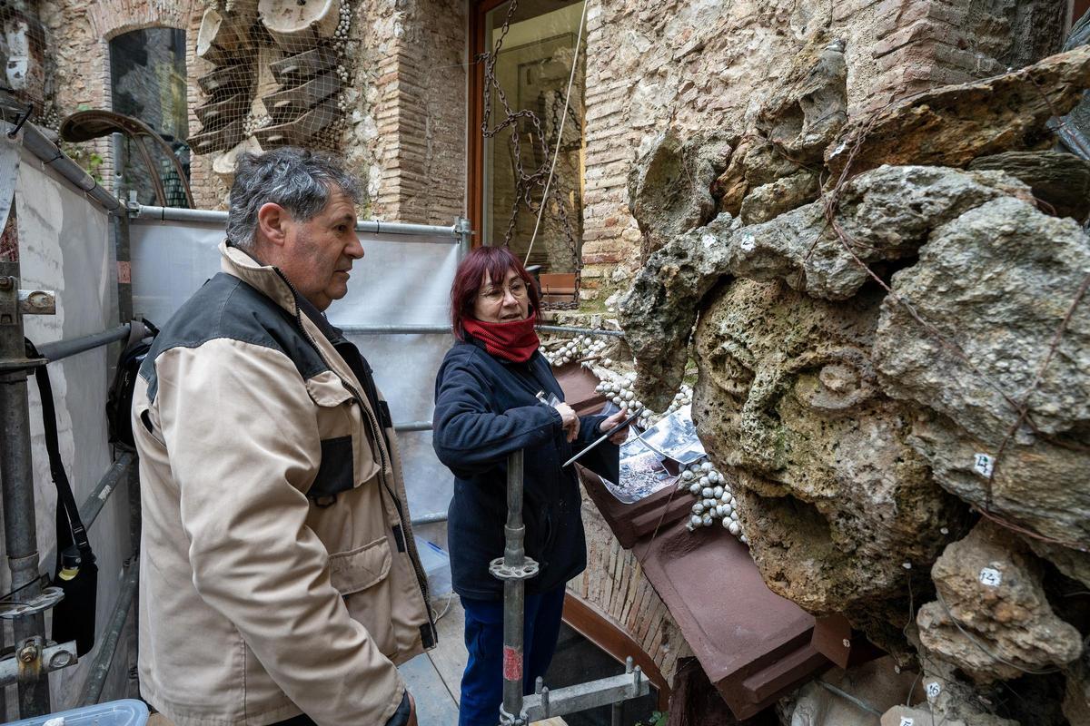 La restauradora Anna Cusó i el mestre en construccions tradicionals, Pere Viñas, davant el primer monstre que s'està restaurant.