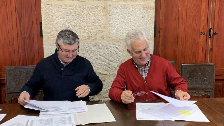 El concejal Xulio Barreiro (izquierda) y el alcalde, Luciano Sobral, presentando los presupuestos. // Faro