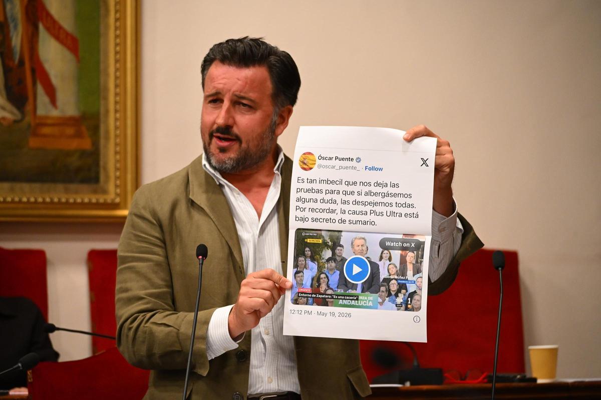 Pablo Ruz muestra el recorte con el tuit de Puente llamando "imbécil" a Feijóo.