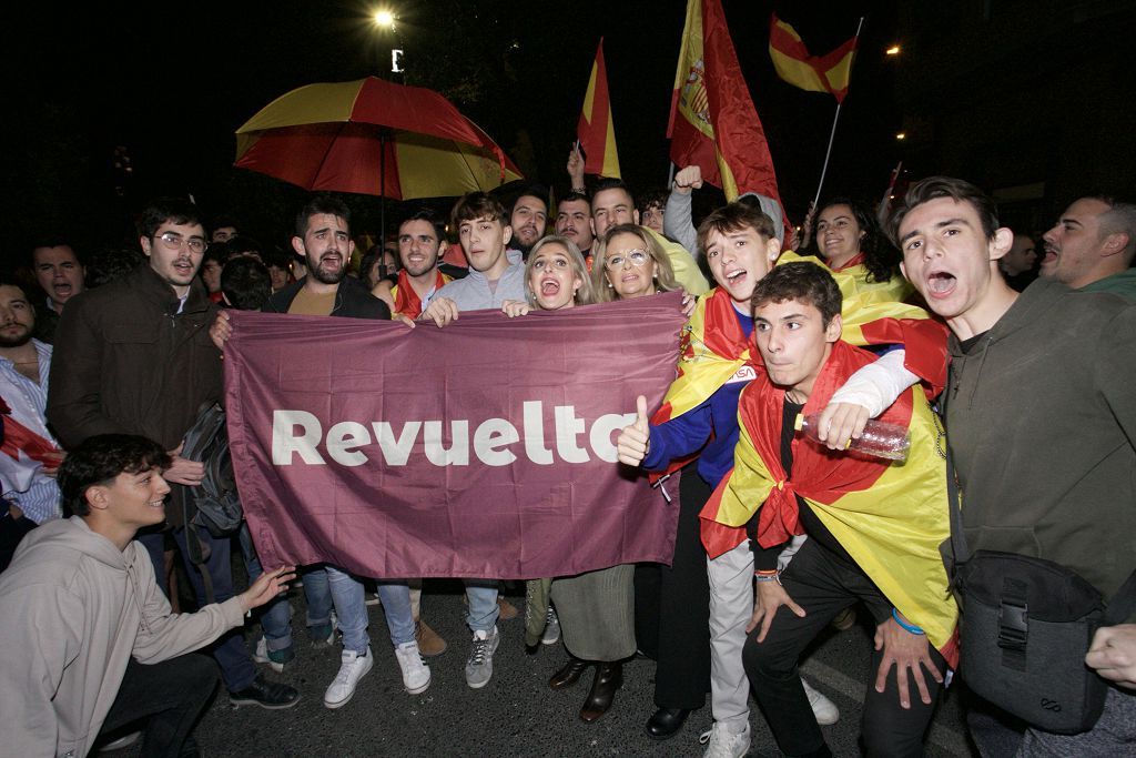 Cientos de manifestantes vuelven a asediar la sede del PSOE en Murcia