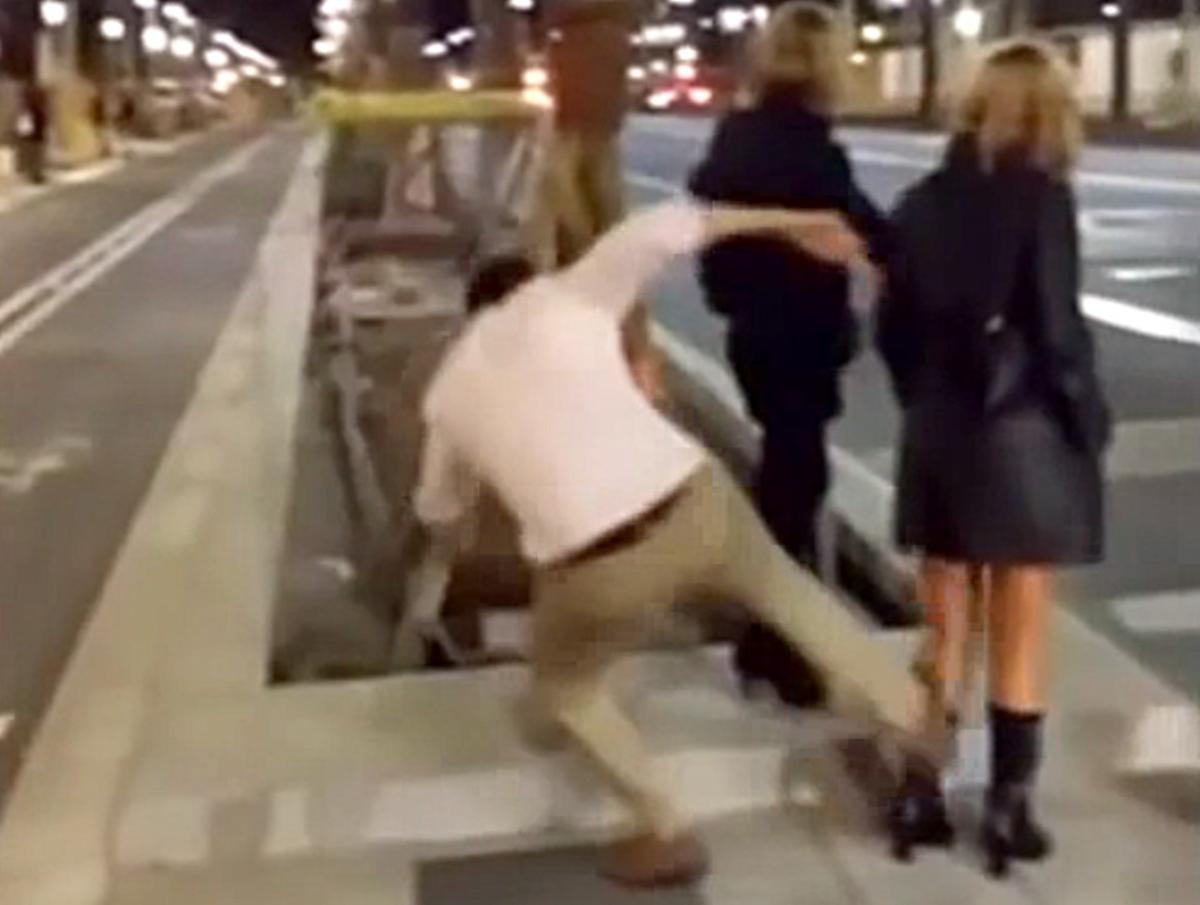 Un jove dona una brutal puntada de peu a una noia a la Diagonal de Barcelona.