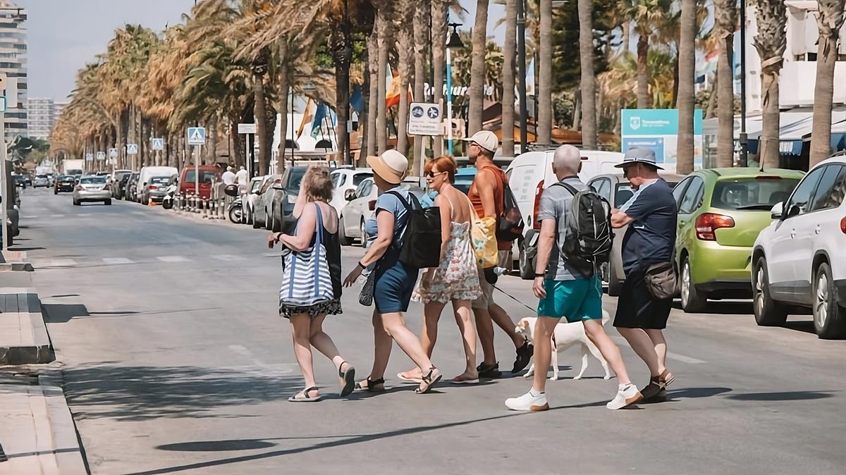 Bañistas en el paseo marítimo de Torremolinos