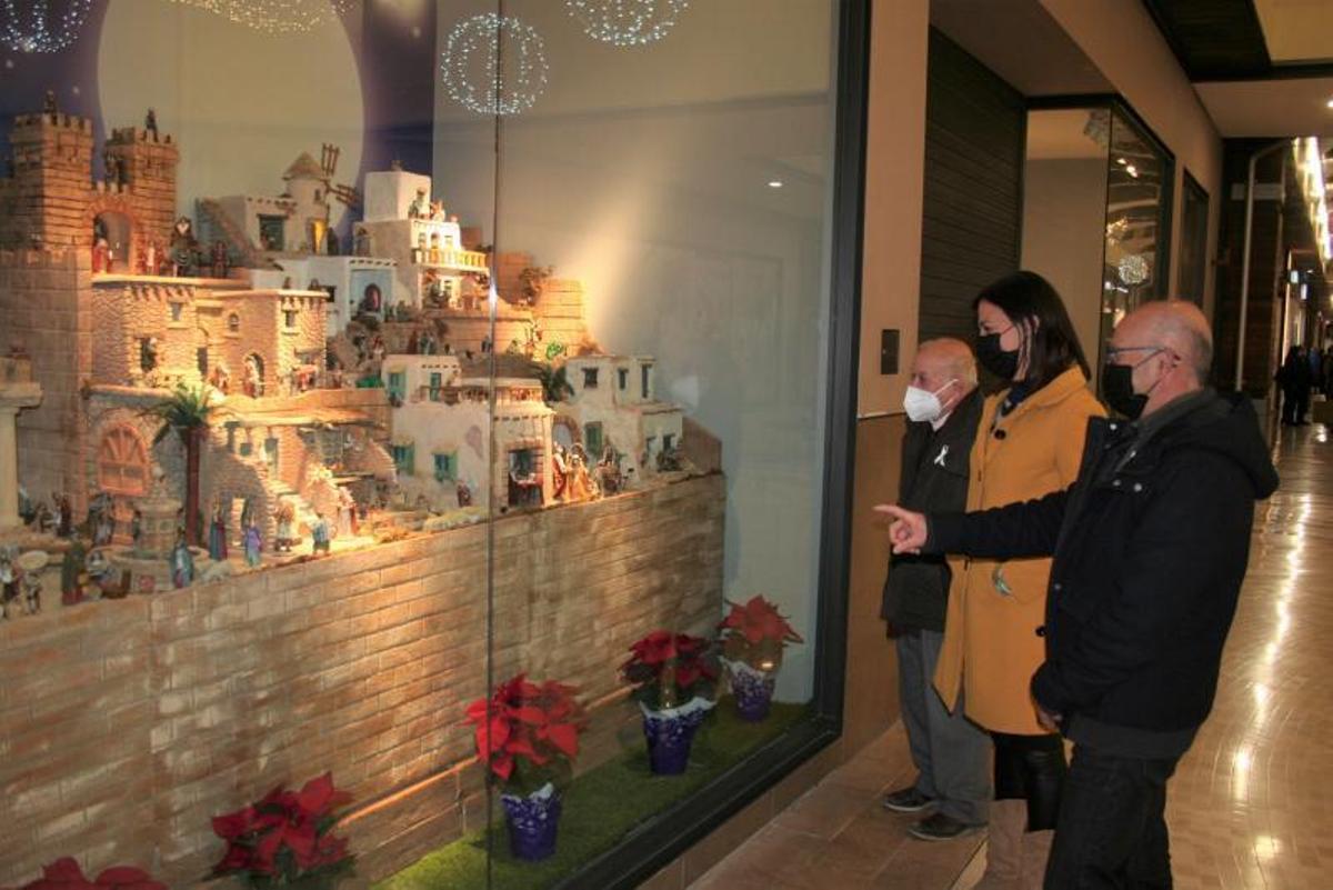 Los Belenistas montan un nacimiento en el Parque Almenara  | PILAR WALS