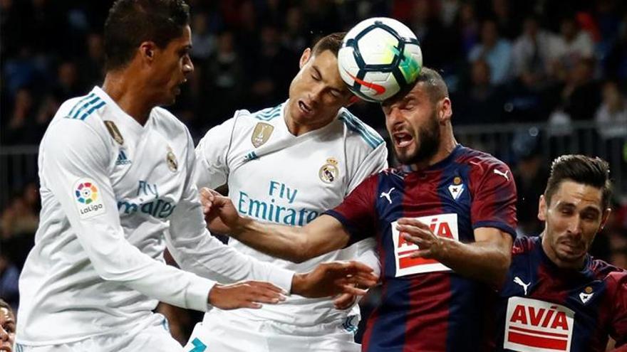 El Madrid despacha al Eibar sin apenas brillo