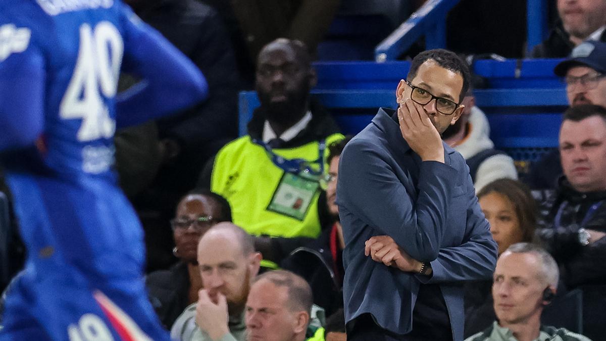 Liam Rosenior entrenador del Chelsea