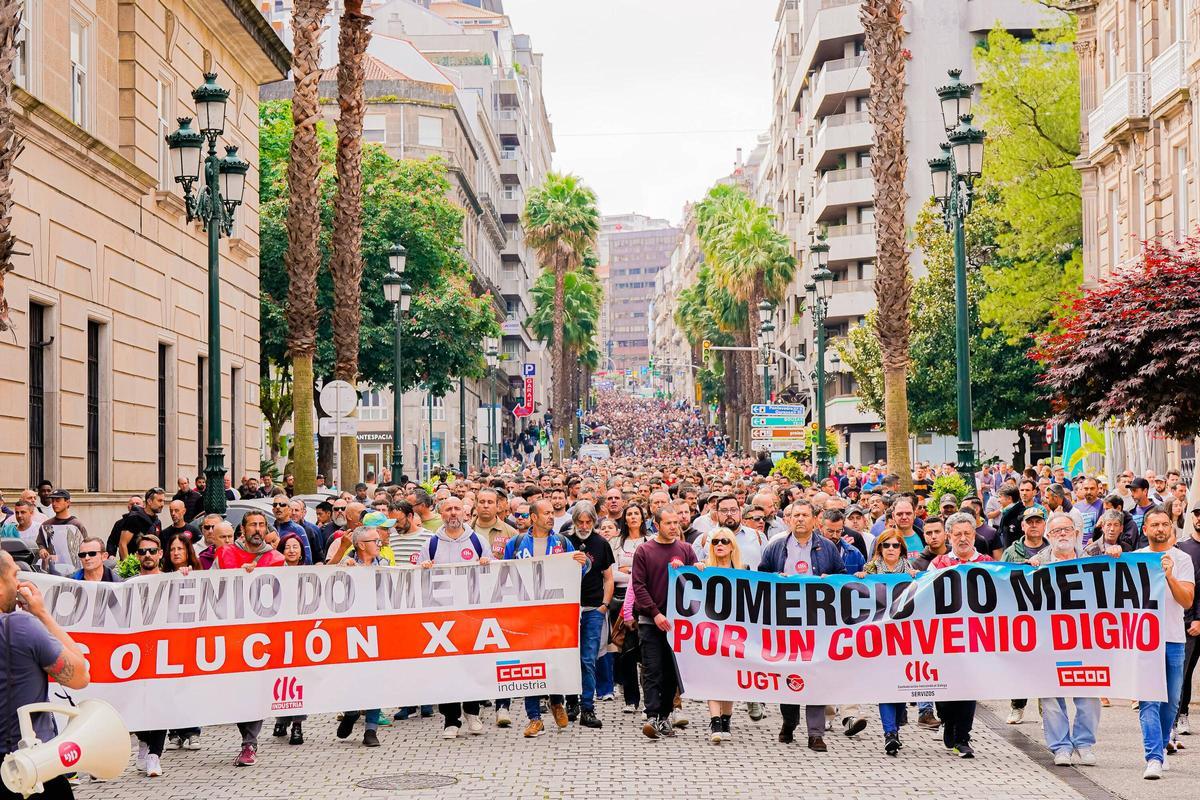 Miles de trabajadores del metal vuelven a recorrer las calles de Vigo por su convenio colectivo