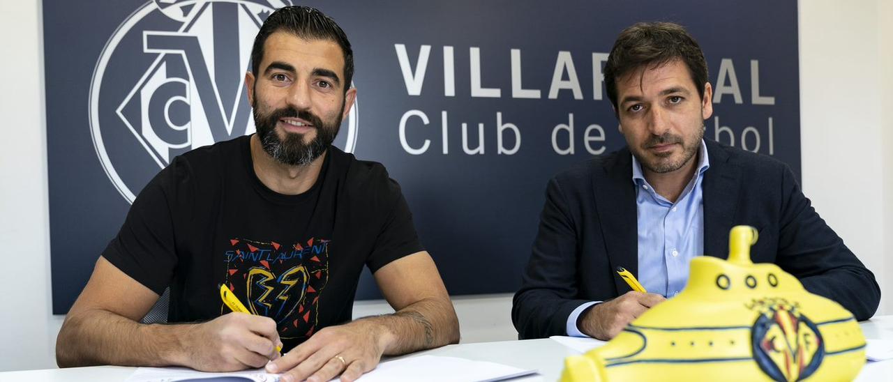 Raúl Albiol estampa su firma, en presencia de Fernando Roig Negueroles, en el contrato que le liga al Villarreal hasta el 30 de junio del 2023.
