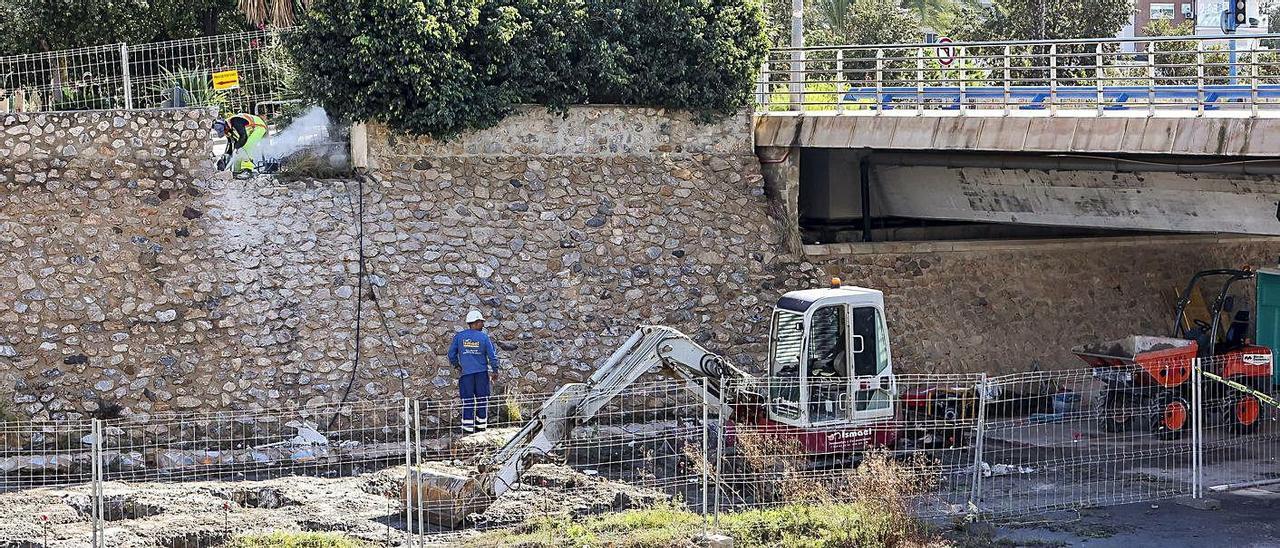 Trabajos en el cauce en la zona donde se instalará la nueva pasarela para bajar a la playa. |