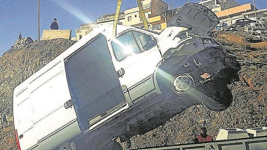 Una furgoneta entra al asalto en Ceuta con 52 inmigrantes