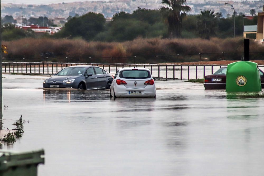 Imágenes de los vecinos retirando agua de las viviendas y las balsas de laminación que no dieron abasto ayer junto a la laguna de Torrevieja