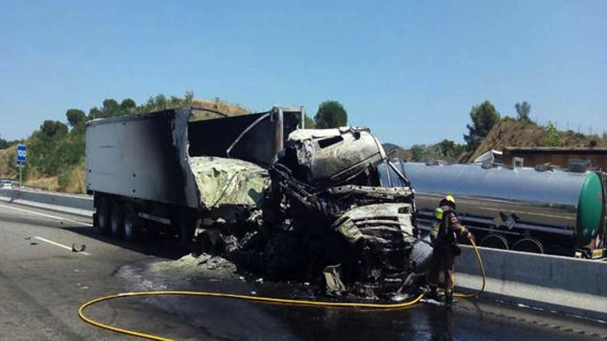 Un camió s&#039;incendia en un accident de trànsit a l&#039;AP-7 a Sant Julià de Ramis