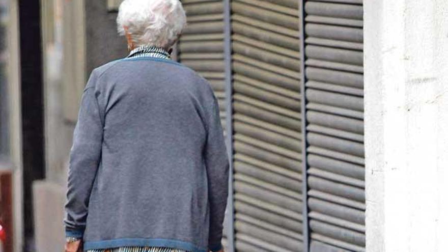 De las 17.187 personas mayores de 65 años que viven solas en la ciudad más de 12.000 son mujeres.