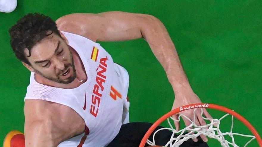 Pau Gasol y Boris Diaw luchan por un rebote, ayer en Río de Janeiro.