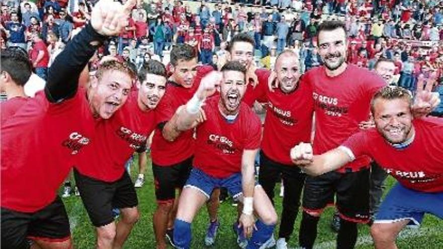 Els jugadors del Reus celebrant el seu ascens sobre la gespa de l&#039;estadi Municipal.