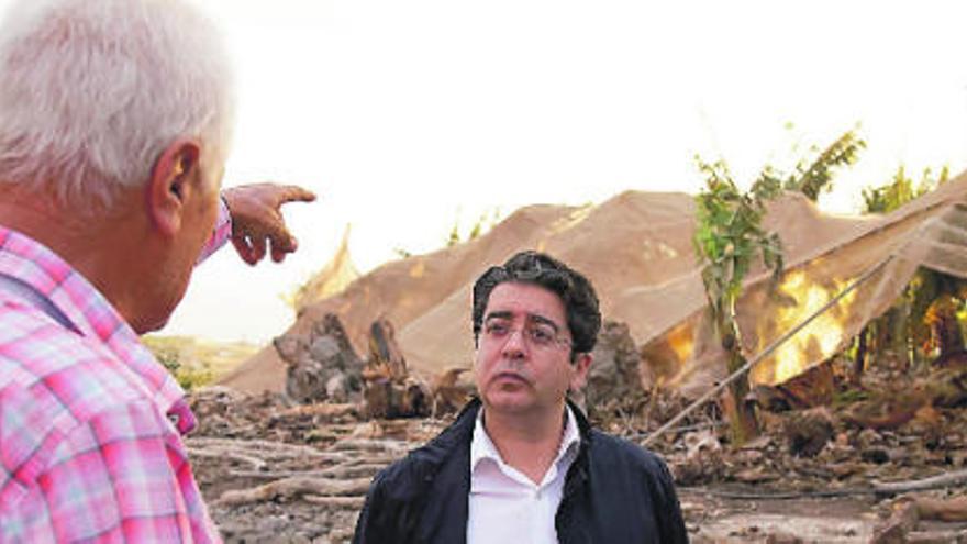 Un momento de la visita de Pedro Martín a las zonas más afectadas por el temporal.