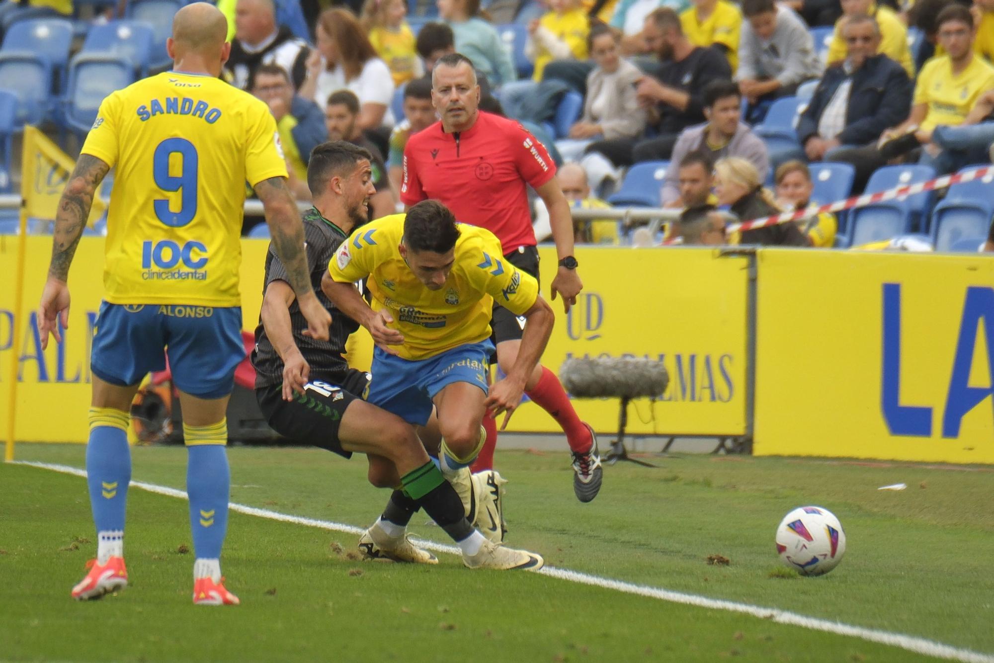 LAS PALMAS DE GRAN CANARIA, 16/05/2024.- El defensa de Las Palmas Sergi Cardona (d) disputa un balón con el centrocampista del Betis Pablo Fornals (i) durante el encuentro correspondiente a la jornada 36 de LaLiga entre U.D. Las Palmas y Real Betis Balompié, este jueves en el Estadio de Gran Canaria. EFE/ Ángel Medina G