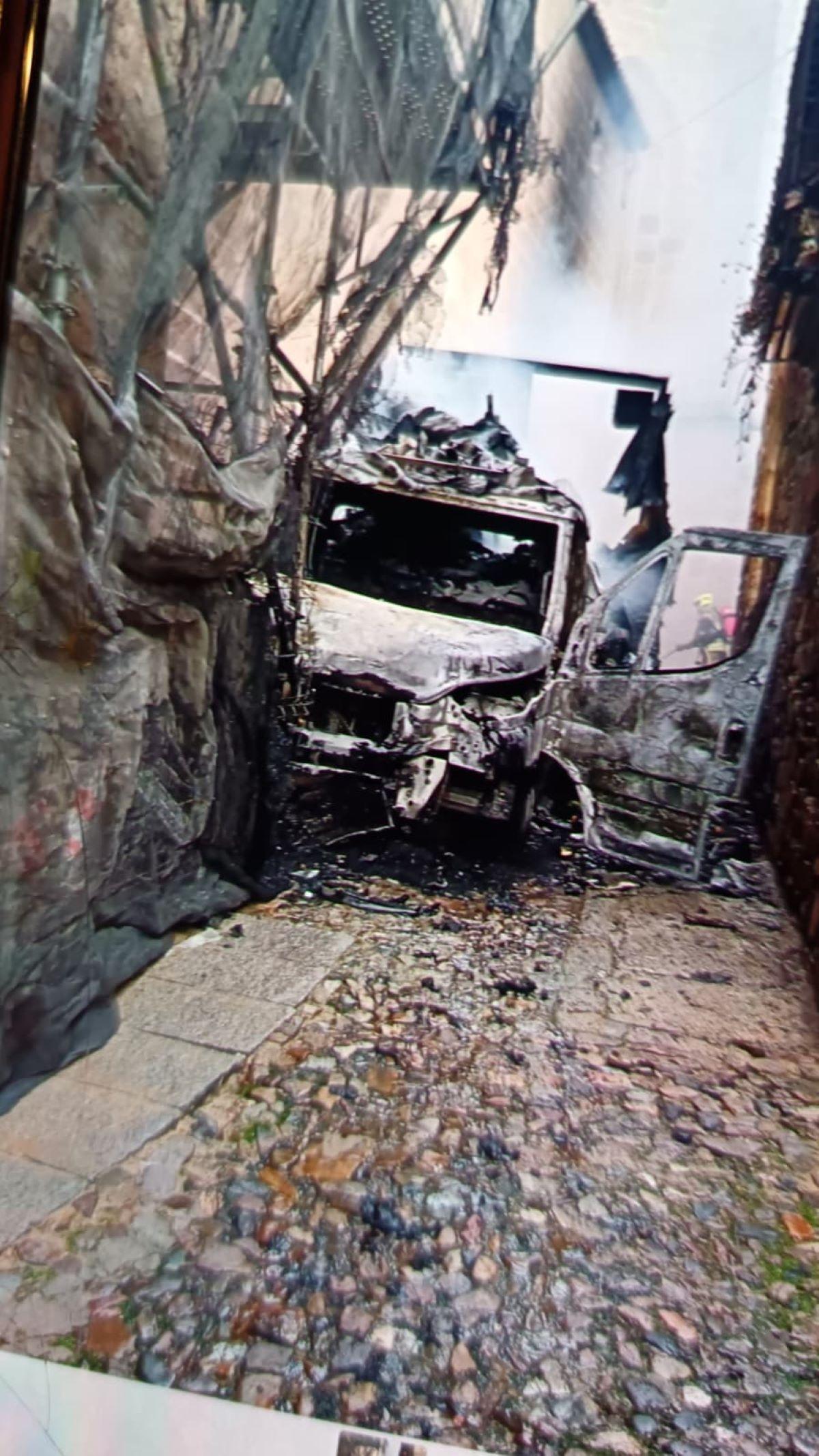 Fotogalería | Imágenes del incendio de una furgoneta en plena ciudad monumental del Cáceres