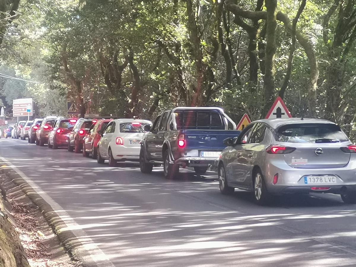 Coches parados en la carretera de acceso a la Cruz del Carmen.